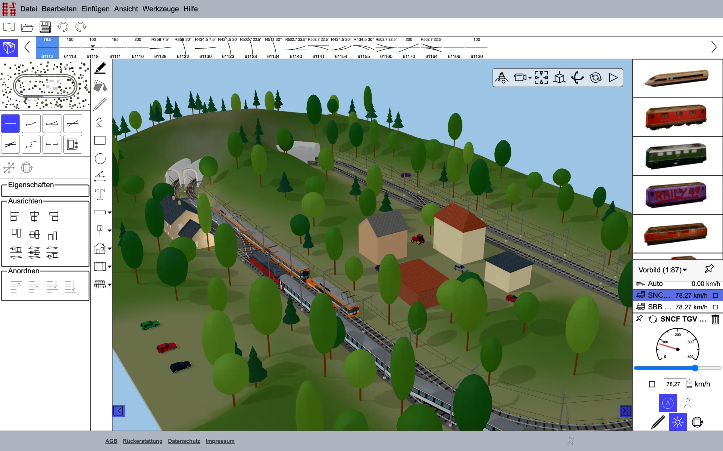 Eine Anlage mit Zügen, Bahnhof und bewaldeten Hügeln im Raily 5 Editor